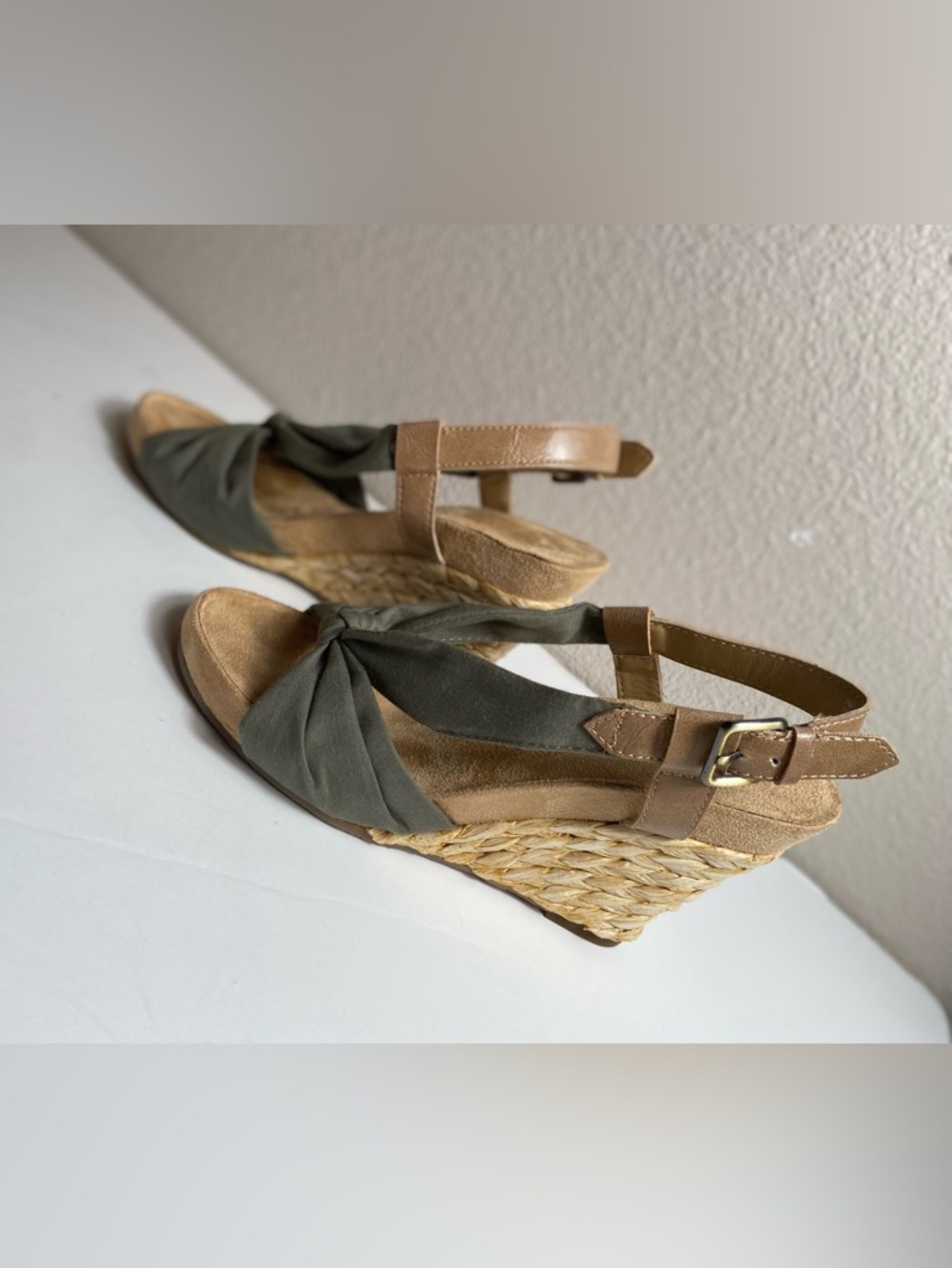 Aerosoles~Earthy~Green~Canvas Fabric~Knotted Design~Rattan~Wedge~Sandal~Size 7 - Picture 4 of 12